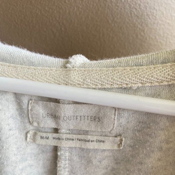 Crop v neck Hoodie - Picture 3 of 3